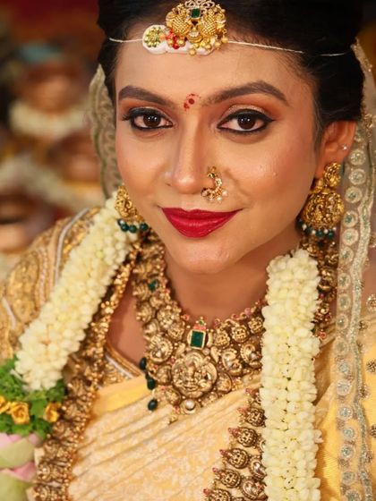 A close-up of a beautiful bride wearing a traditional temple jewellery choker with a simple Baitaale Bottu. This look is perfect for pre-wedding ceremonies.