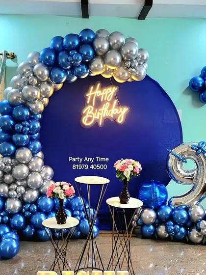 A closer view of the blue and silver balloon arch.