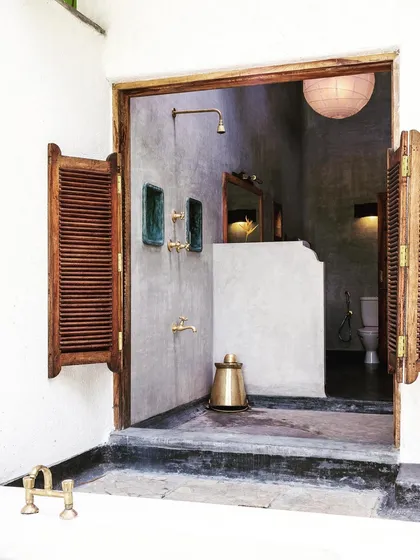 The open-air shower in the Garden Suite, which allows for a unique experience of bathing in nature while maintaining complete privacy.