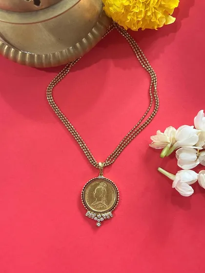 Make a statement with pure elegance. This detachable 999-gram gold coin pendant, paired with a three-layered chain, is the ultimate symbol of sophistication and a perfect festive investment.