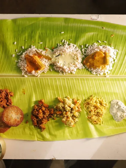 Here you can see the two souls of my Onam offering. The top row showcases the classic vegetarian curries, while the bottom row features the hearty thorans and a crispy cutlet from my UnSadya® menu.