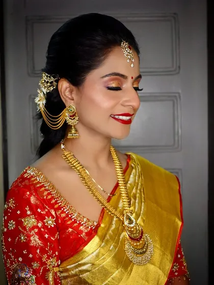 A full view of the bride's radiant look, with her beautiful Kanjivaram saree and traditional gold jewellery shining.