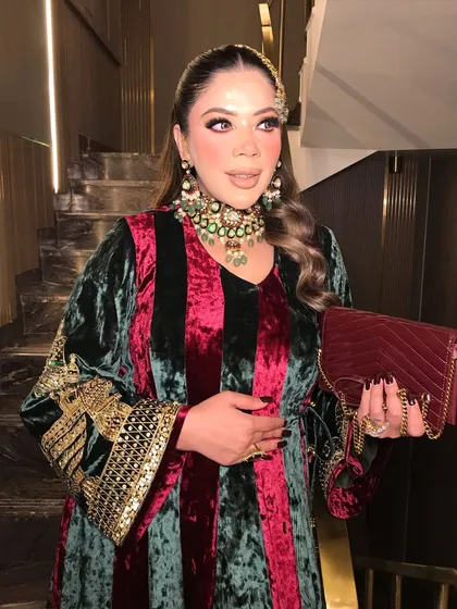 The full look, with the velvet kaftan, is a masterclass in royal styling, with the passa as the crown jewel.