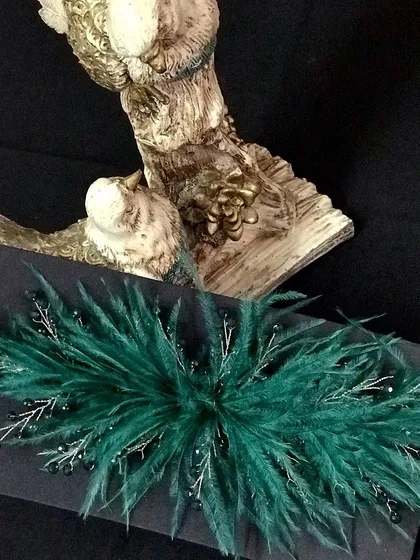 This emerald green feather piece is so rich and luxurious. It's perfect for adding a pop of color to your hairstyle.