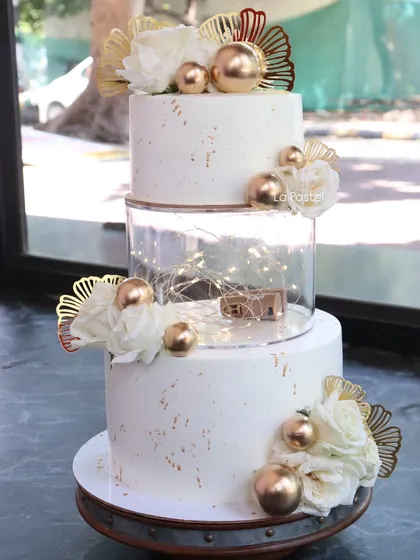 Another angle of the modern fairy light cake, showing how the lights add a warm, magical glow. This is perfect for an evening or indoor wedding reception.
