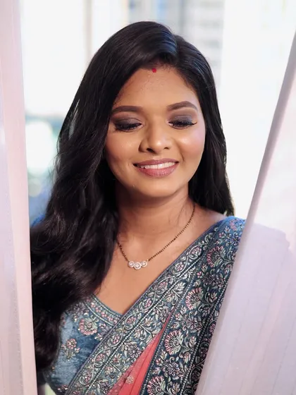 A soft, dreamy portrait by the window. The matte smokey eyes are the star of this look, perfectly blended for a sophisticated finish.