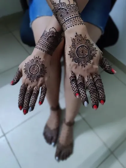 A full look at this mandala design on the hands and feet. The matching patterns create a very put-together and elegant look.