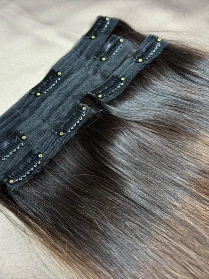 This image shows the detail of an ombre clip-on set. The seamless color transition and high-quality clips ensure a natural and stylish look.