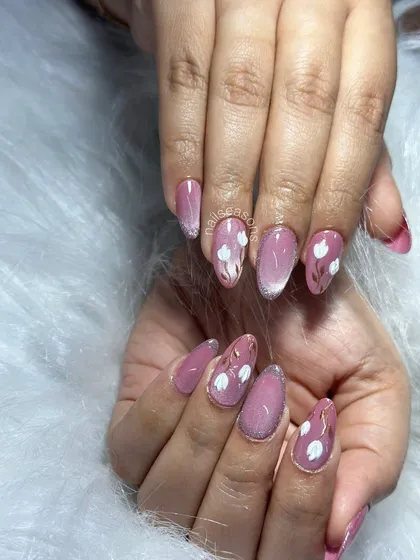 A full view of this beautiful floral manicure, perfect for someone who loves a soft and romantic look.