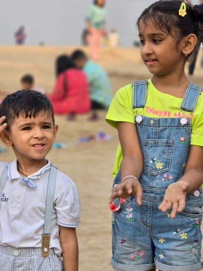 The curious and excited faces of our little beach adventurers. The seaside setting provides a rich sensory experience that keeps children engaged and ready to play.