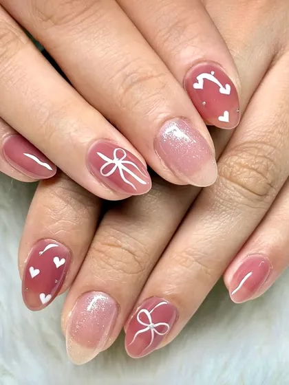 Blush tones, dainty bows, and floating hearts. This set is all about romance in minimalism, where elegance meets playfulness on a sheer, glossy base.