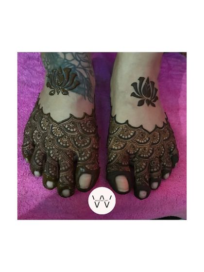A bridal feet design with a scalloped border and a bold lotus on the top of the foot.