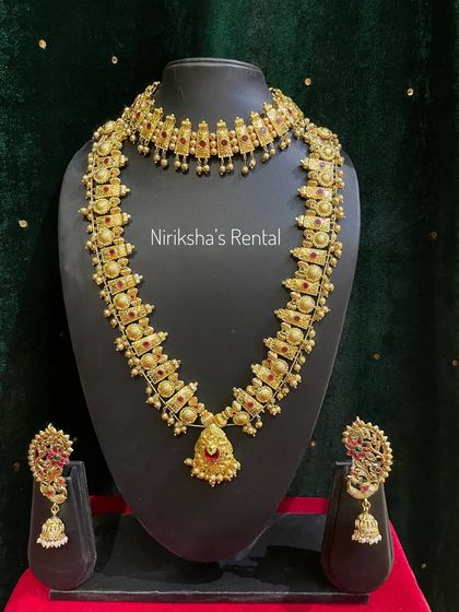 A classic design with red stones and peacock earrings, a versatile choice for many occasions.