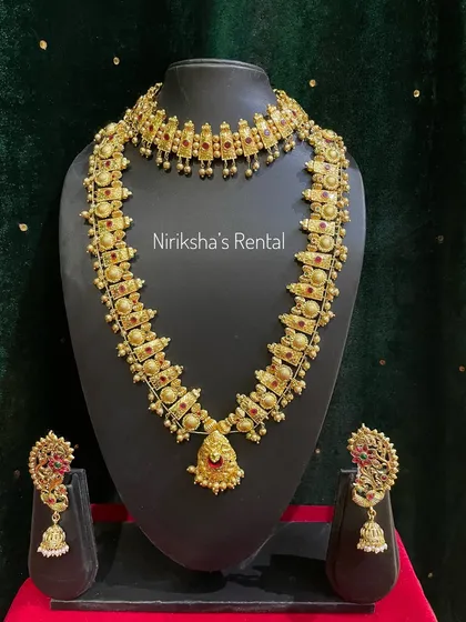 This rental set with red stones is a classic choice that pairs beautifully with red or gold bridal wear.