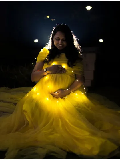 Add a touch of magic to your maternity shoot with this bright yellow gown. I love how clients get creative, like using fairy lights to make the baby bump the glowing centerpiece of the photo. It’s a unique and heartwarming concept.