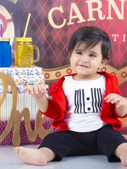 A sweet smile from the star of the carnival. This theme is so vibrant and full of playful energy.