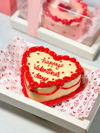My vintage-style heart-shaped bento cake for Valentine's Day. The classic red and white piping gives it a romantic, old-school feel.