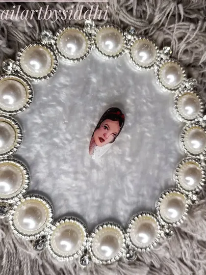 The Snow White portrait nail, presented on a decorative pearl plate.