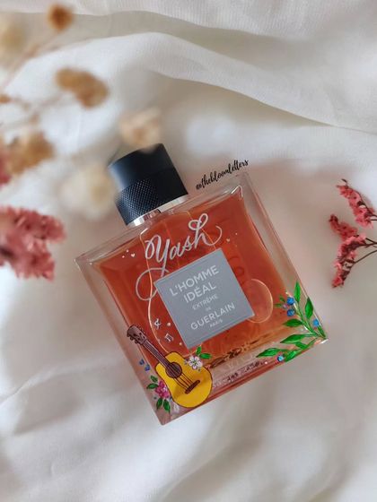 This perfume bottle was personalized for a musician, featuring his name and a small guitar illustration. Adding these small, meaningful charms is what makes a gift truly special.