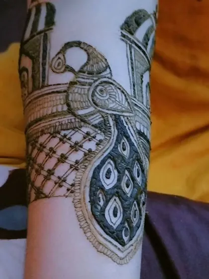 A close-up of the peacock motif from the previous design. I take great care in detailing the feathers and posture to make it a true centerpiece of the mehendi.
