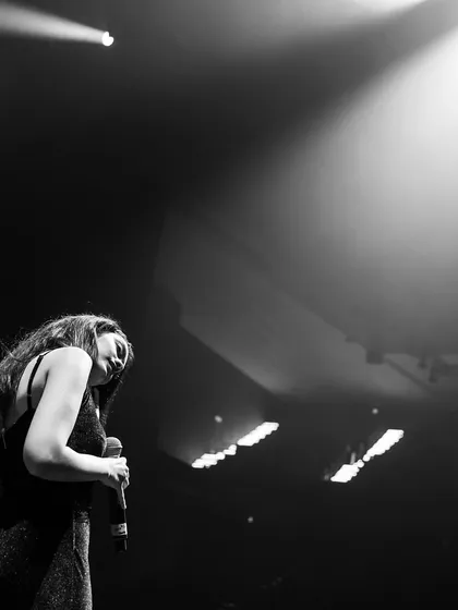 A powerful silhouette on stage. A full band performance is not just about sound, but also about creating a visual spectacle.