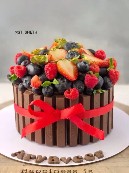 A truly indulgent choice, this KitKat cake is a feast for the eyes and the palate. The crisp chocolate bars create a wall around a moist fresh strawberry chocolate cake, which is then topped with a generous pile of fresh, exotic berries. It’s the perfect combination of crunch, chocolate, and fruity freshness.