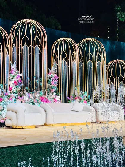 A dramatic shot of the stage with the fountain in the foreground, capturing the movement of the water and the static beauty of the decor.