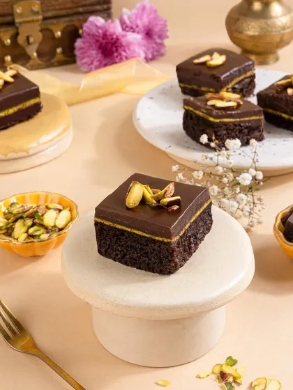These mini pistachio and chocolate cakes are pure elegance. I styled them on minimalist ceramic pedestals to give them a sophisticated, gourmet look.