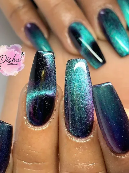 A mesmerizing multi-toned cat eye effect. The blend of deep blue, teal, and purple creates a look that resembles the northern lights.