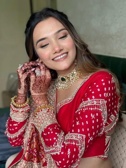 A soft and surreal look for Khush. We kept her makeup minimal and glowing to complement her traditional red bandhani outfit, letting her natural beauty be the focus. ❤️