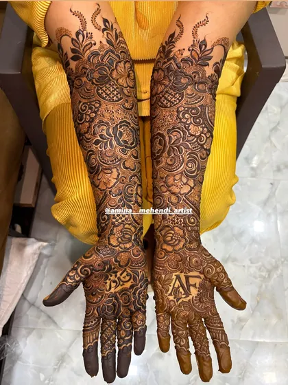 The back of the hands for a bridal set, showing how the design elements are mirrored and continued from the front.