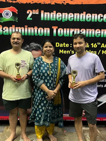 More smiling faces and well-deserved trophies at the prize distribution ceremony.