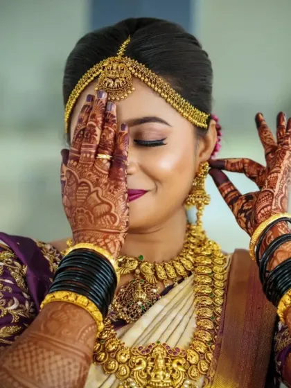 It’s all about the details. This happy bride is glowing in one of my classic temple jewellery sets. The intricate gold work on the choker, haara, and jhumkas, paired with the traditional maang tikka, creates a complete and authentic South Indian bridal look.