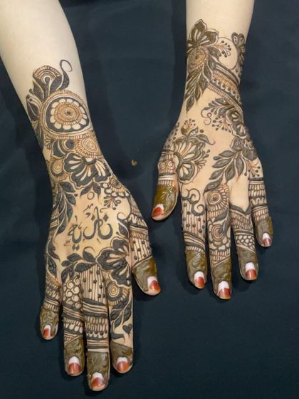 A lovely sider henna design with a mix of Arabic and Gulf influences, featuring bold leaves and delicate flowers.