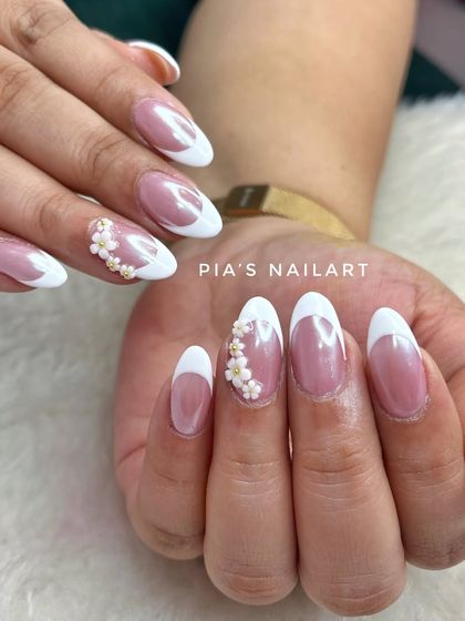 Sometimes you don't need a lot of height. These 2D flower charms are perfect for adding a touch of bridal elegance to a classic French manicure when you're short on time.