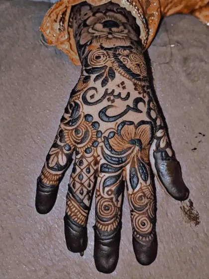 The same design with filled fingertips, giving it a more traditional look.