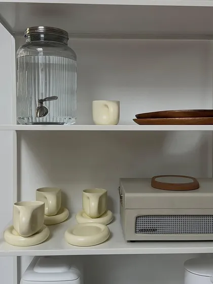 More details from our studio. From the water dispenser to our unique ceramic cups, every element is chosen with care to create a welcoming space.