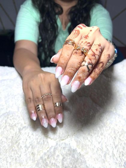 A soft and dreamy baby boomer look with a hint of glitter, perfect for a subtle touch of glam.