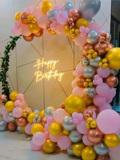 A beautiful organic balloon ring in shades of pink, gold, and silver. This versatile decoration is perfect for birthdays, anniversaries, or bridal showers.