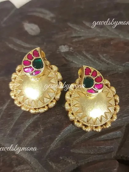A variation of the Dakshinaya studs with pink and green 'kundan' style stones. The textured gold base adds to the traditional appeal of these versatile earrings.