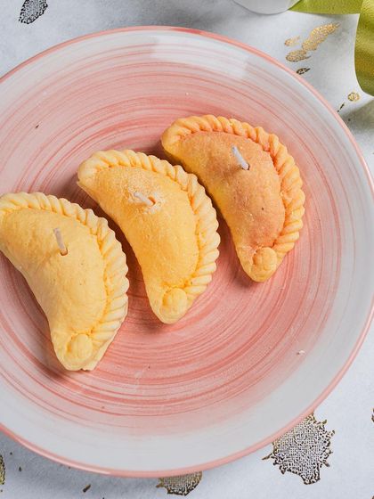 These gujiya candles capture the essence of celebrations like Holi and Diwali. I focus on getting the classic shape and toasted color just right, so they look like the delicious, flaky pastries we all love.