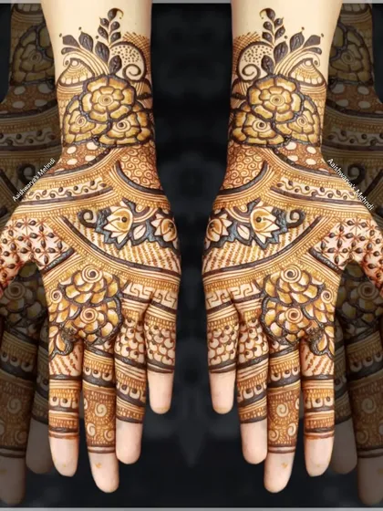 A symmetrical floral design on both hands, perfect for an engagement or sangeet ceremony. The pattern is both traditional and modern.