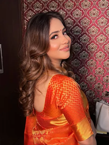 Draped in a gorgeous Kanjivaram saree, this look is all about timeless elegance. I created soft smokey eyes to complement the richness of the fabric.