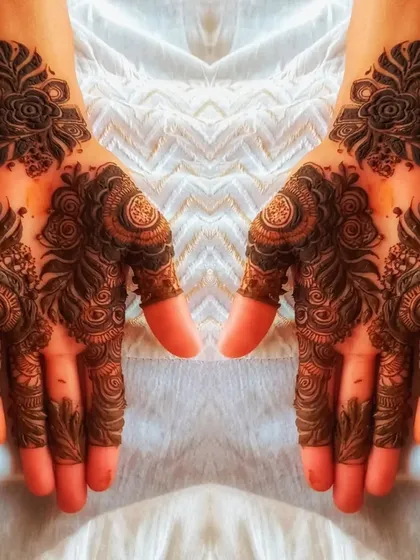 A symmetrical design with bold, dark patterns that are sure to result in a stunningly deep henna stain.