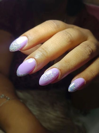 Them lilac nails. This Eid special set includes a silver glitter gradient and a delicate white floral design.
