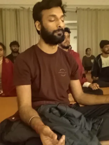 A seeker deep in meditation during Mauni Amavasya. The silence of the day, combined with the rituals, creates a powerful opportunity for inner exploration.