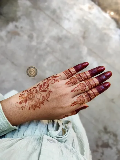 A beautiful light red stain on the back of the hand. This is the initial color that appears right after the paste is removed, which will darken over the next two days.