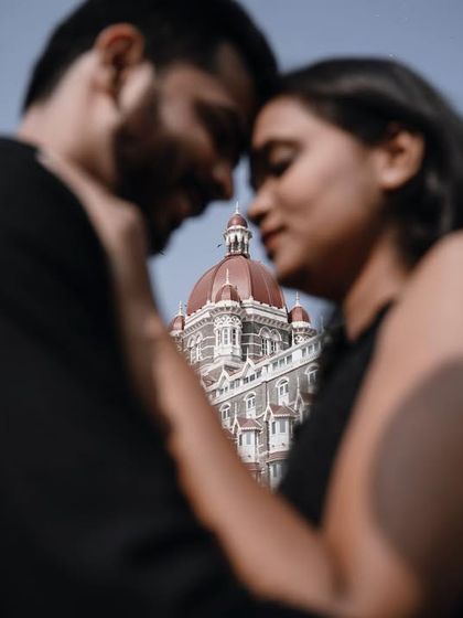 A duplicate of image 62, this artistic shot uses the couple to frame the iconic landmark, resulting in a creative and memorable pre-wedding photo.