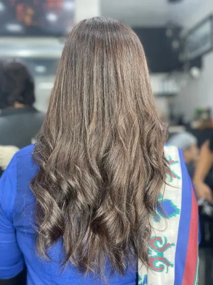 A beautiful ash-brown balayage. The cool tones give a sophisticated and modern edge to this classic wavy style.