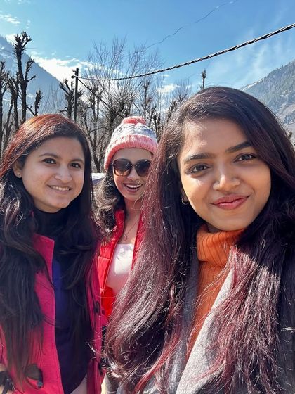 A selfie with the squad in Kashmir. I help you and your friends explore this heaven on earth together.